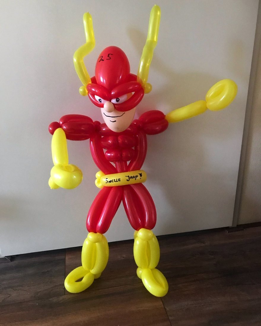 Groot ballonkunstwerk van een superheld in rood en geel